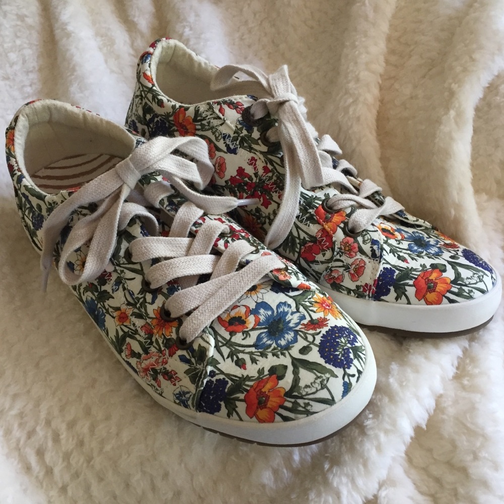 NWOT • Taos floral pattern sneaker • size 8 • New!